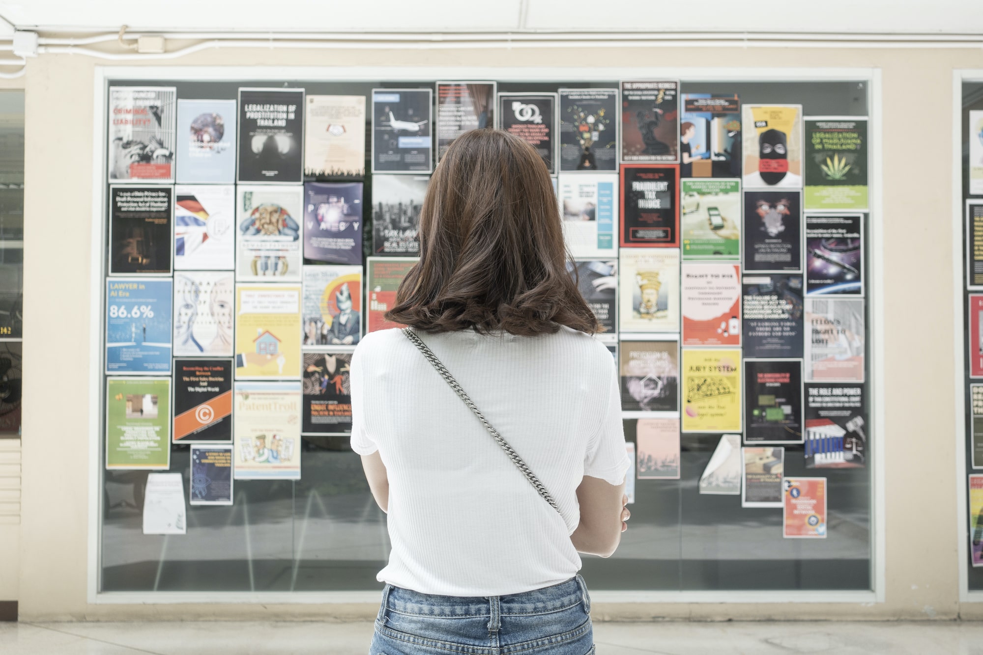 estudiante mirando los eventos del club de la unión de estudiantes universitarios
