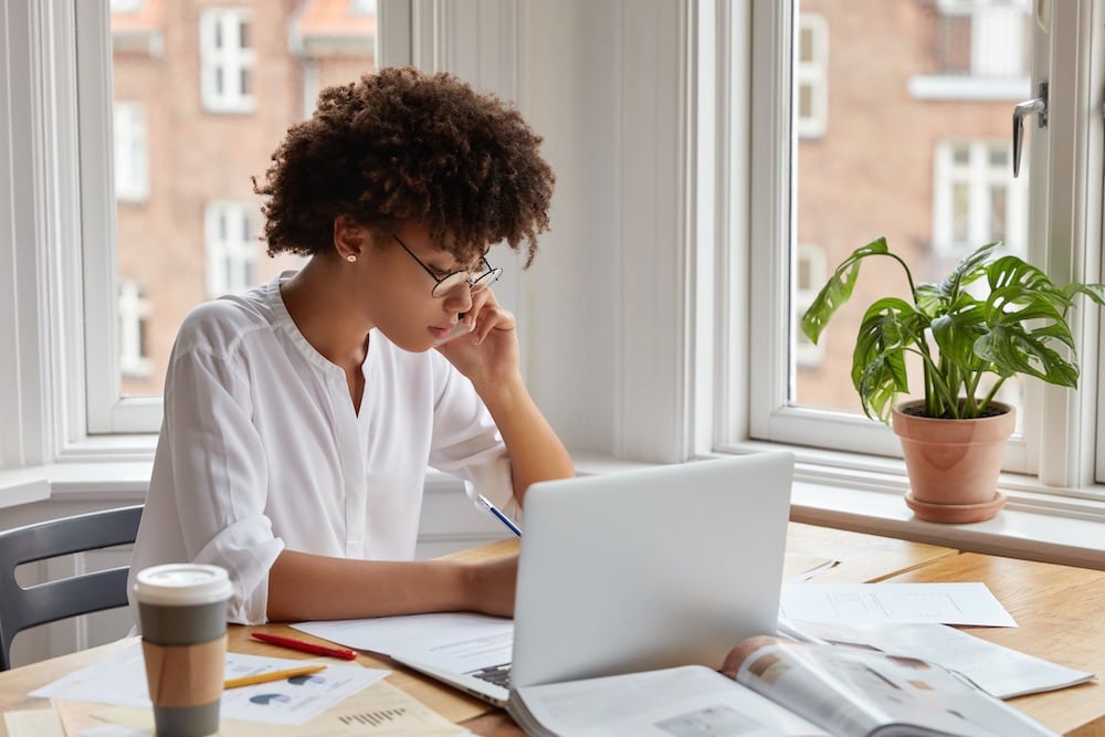 Une femme média et promotrice d'événements utilisant Timely logiciel de gestion d'événements pour les organisateurs d'événements et les agences médias