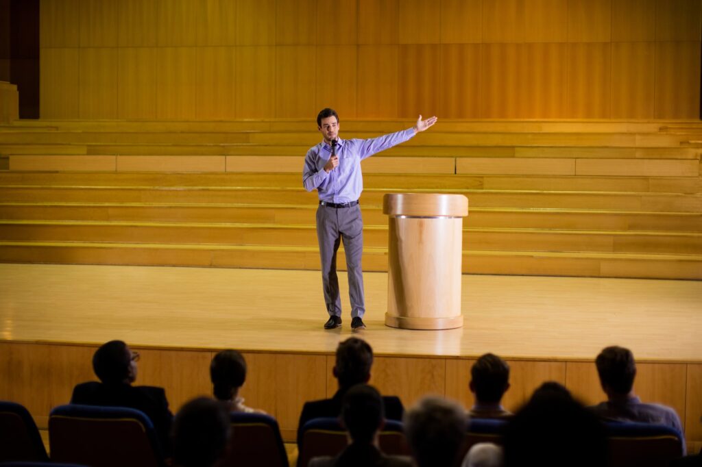 Profesor hablando en una conferencia en escuelas y universidades.