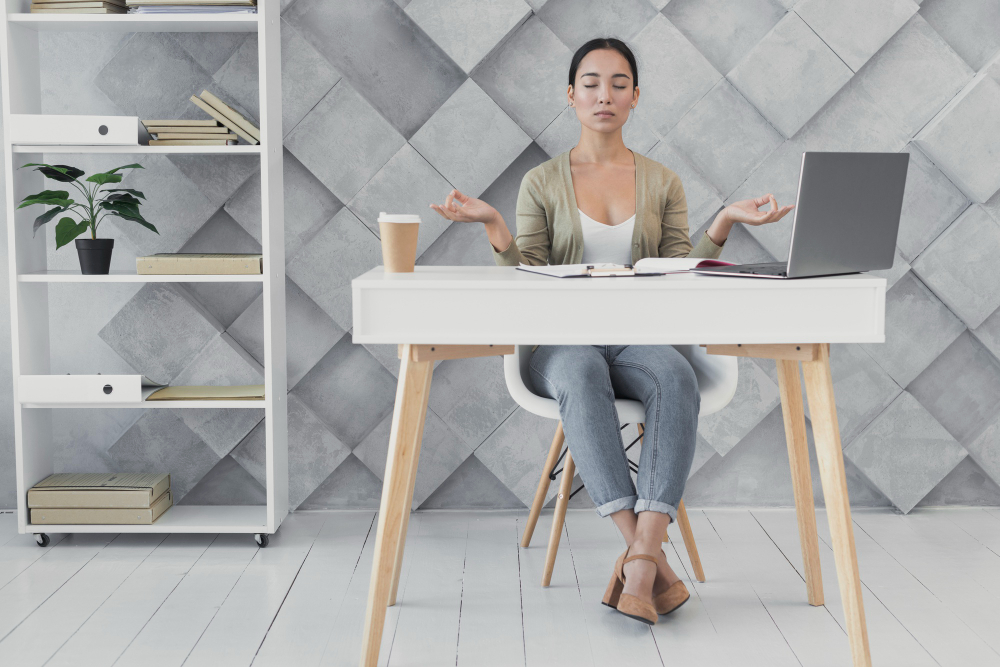 vrouw die een online groepsmeditatieklas volgt in haar thuiskantoor