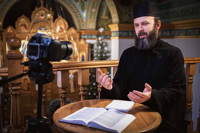 Un prêtre enregistre une vidéo Églises, synagogues, mosquées et autres organisations religieuses