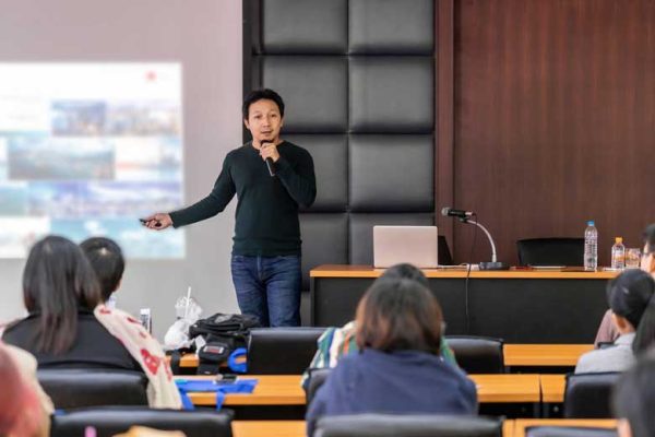 orador que asiste a un evento de desarrollo profesional gestionado con Timely sistema de gestión de aprendizaje corporativo