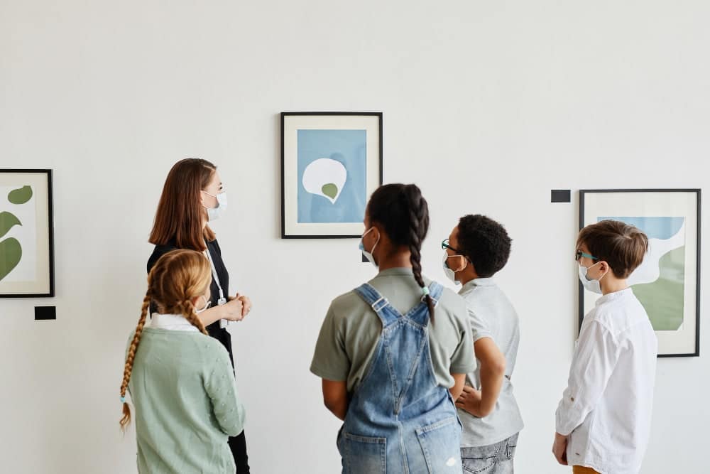 Grupp barn som besöker ett museum