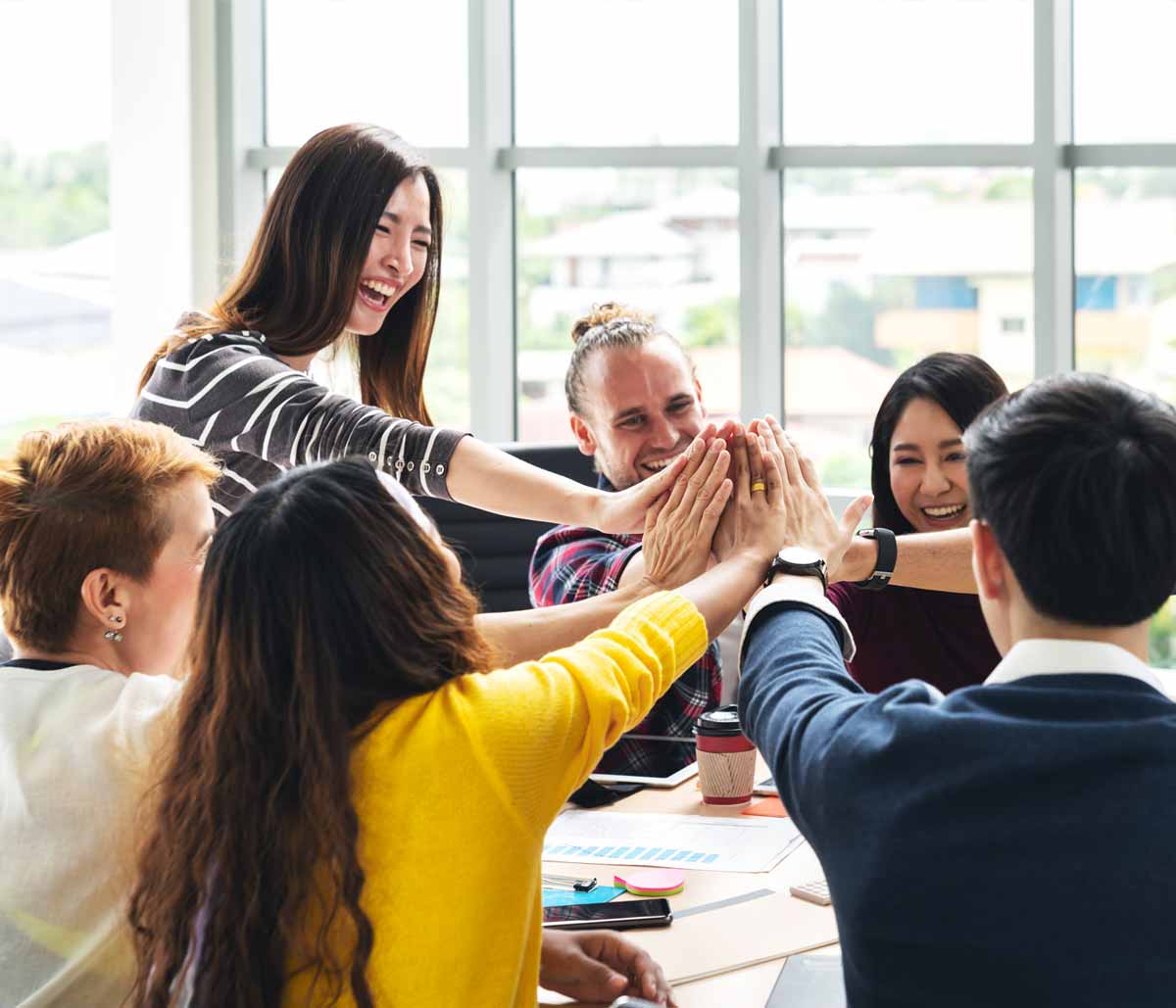 HR-medarbejdere fejrer efter lanceringen af ​​en virtuel karrieremesse ved hjælp af Timely event management platform.