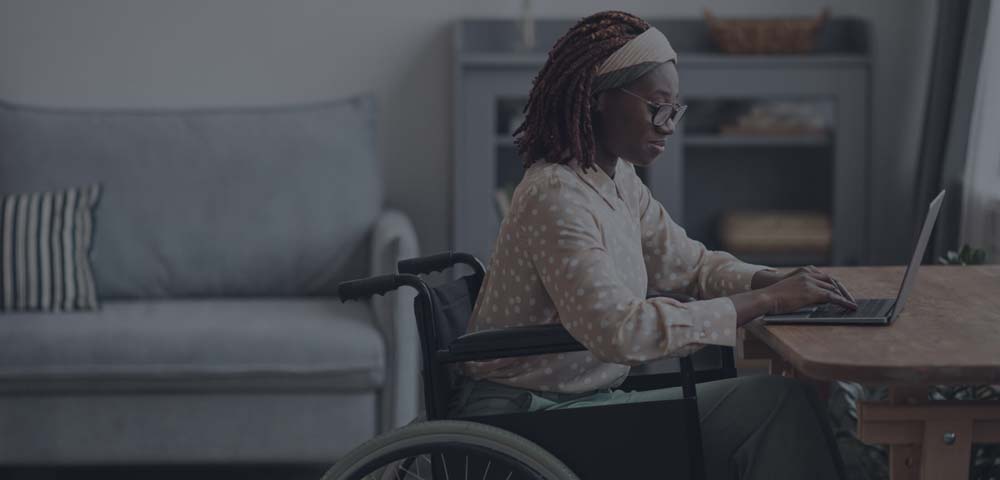 woman on a wheelchair browsing a website compliant with WCAG 2.1 web accessibility standards 