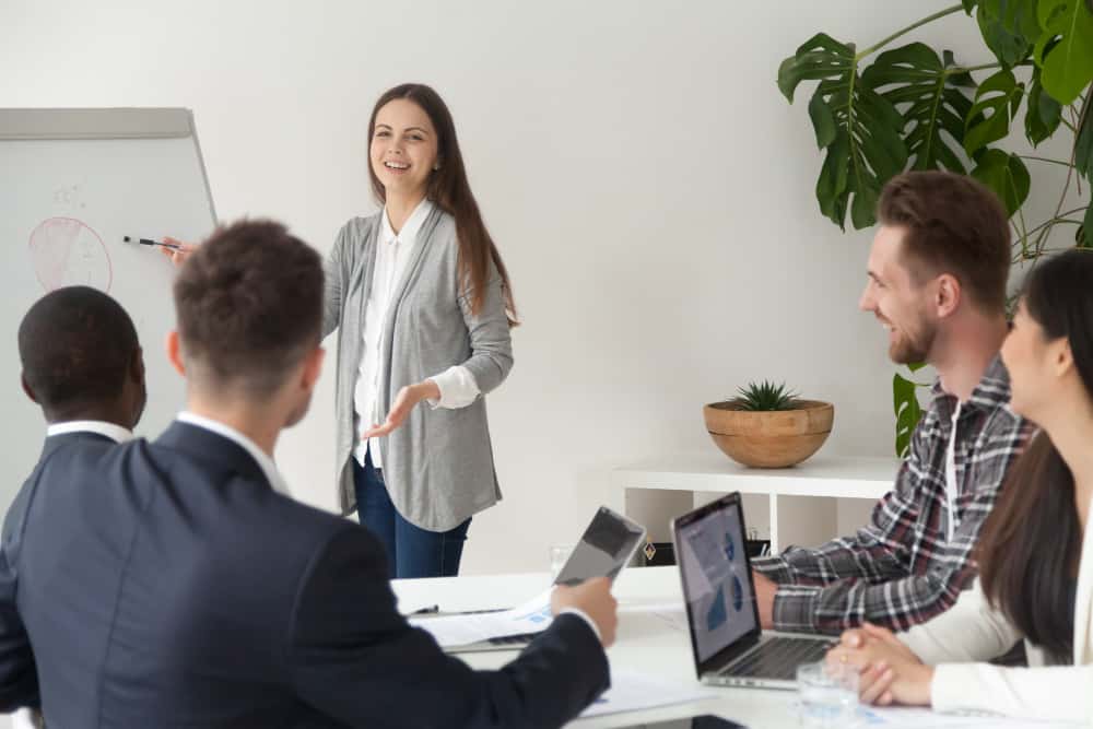 groupe de professionnels des ressources humaines discutant des meilleures plateformes de formation en ligne pour les entreprises