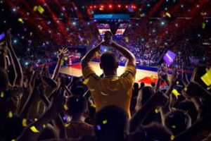 Menschen jubeln bei geplanter Sportveranstaltung Timely Software für Sport- und Eventmanagement