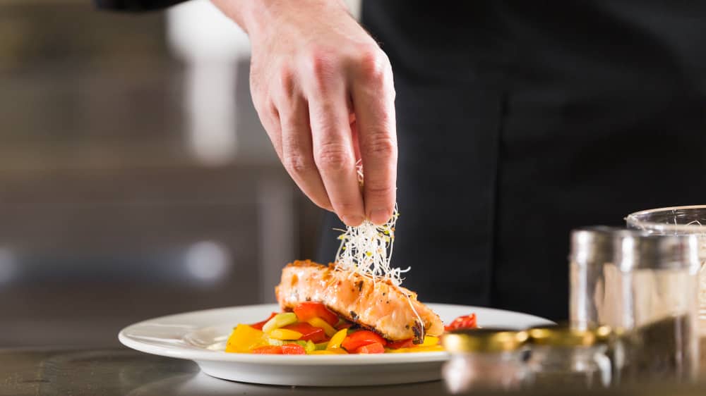 chef professionnel présentant un cours de cuisine comme une idée amusante de divertissement lors d'événements d'entreprise