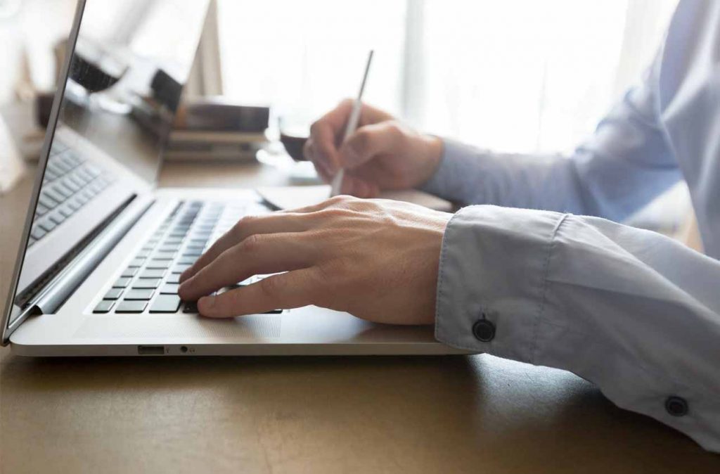 business person using a free online calendar on his laptop