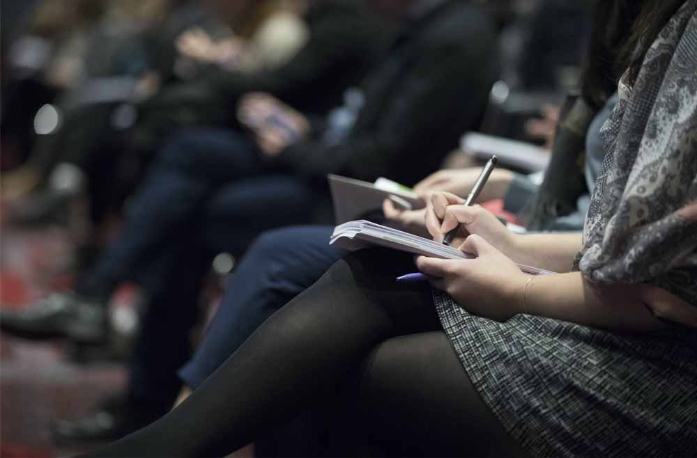 gruppe mennesker, der deltager i en stor begivenhed, såsom en konference eller messearrangementer