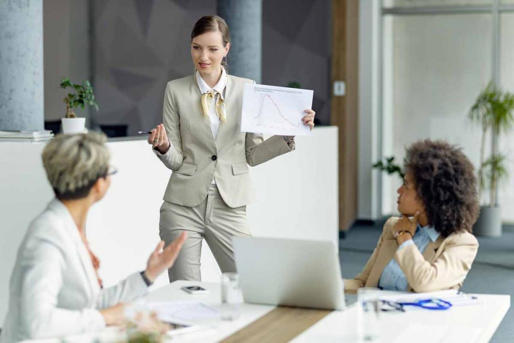 groupe de personnes assistant à une réunion de lancement des ventes