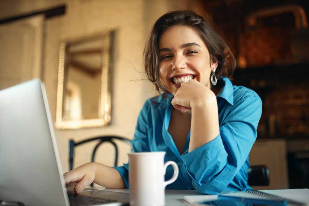 planificatrice d'événements souriante car elle a pu facilement créer un calendrier en ligne pour son site