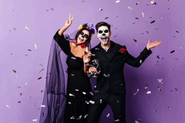 Pari vaikuttajaa pukeutuneena halloweeniksi