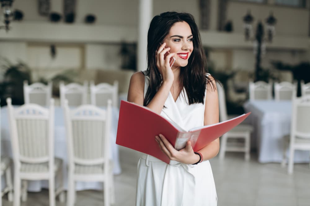 Een evenementenplanner die evenementenaanvragen voor een klant controleert.