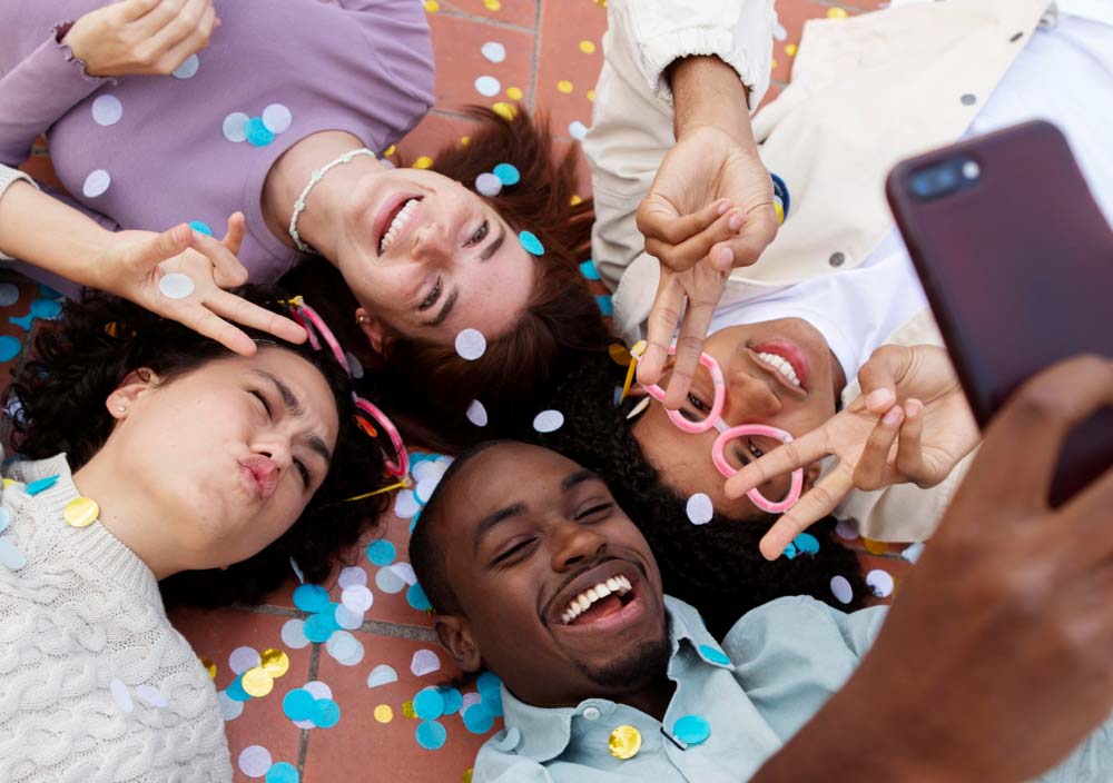 groep mensen die het idee hebben om een ​​selfie te maken tijdens een boeiend evenement