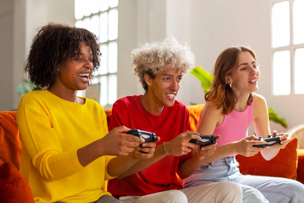 grupo de adolescentes jogando videogame como exemplo de ideias para eventos de engajamento