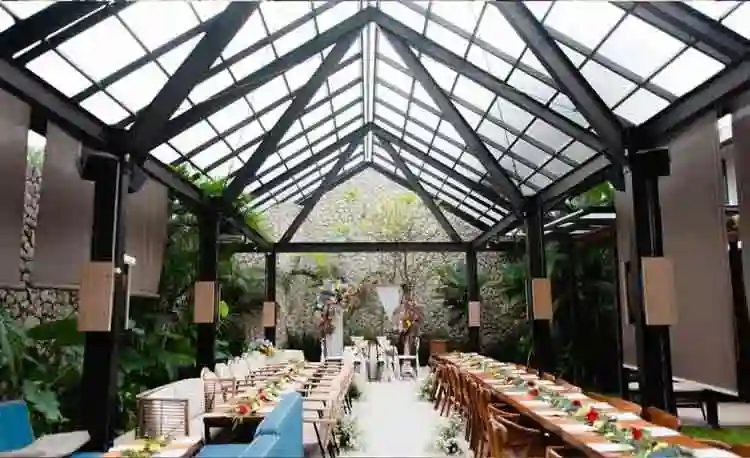 une belle salle de mariage avec des plafonds de verre.