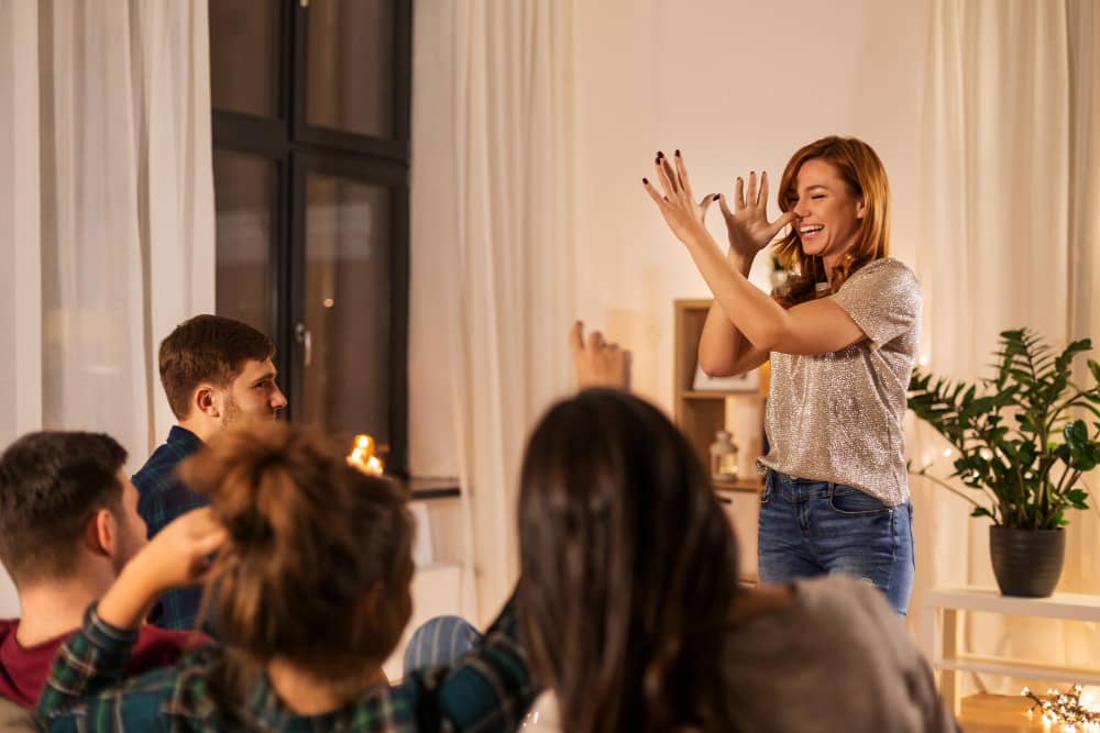 une équipe jouant aux charades