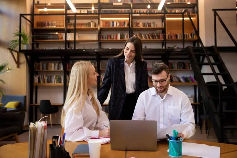 Un formador y dos alumnos durante una sesión con implementación de aprendizaje combinado.