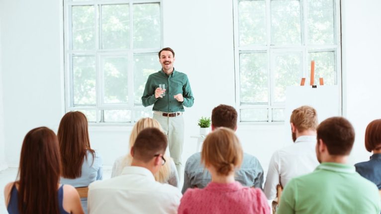 Aprenda a planejar um workshop de treinamento em 10 etapas simples que melhoram o desempenho e geram resultados impactantes.