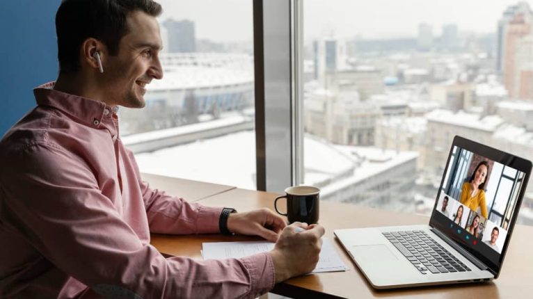 Déverrouiller le monde de la formation virtuelle. Découvrez sa signification, ses principaux avantages et ses meilleures pratiques pour un avenir d'apprentissage meilleur !