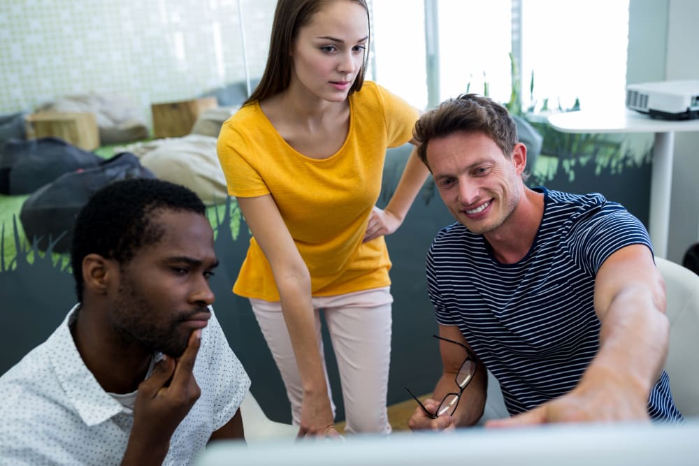 drie collega's bespreken een plan.