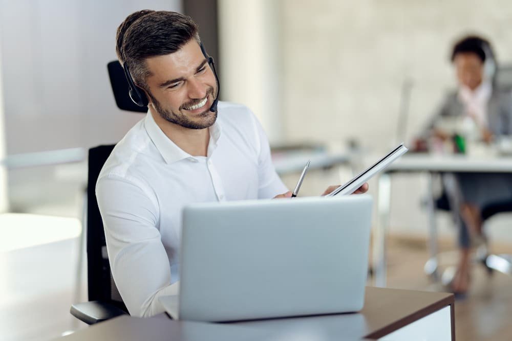 Professionel eventplanlægger arbejder på en online banketbegivenhedsordre.