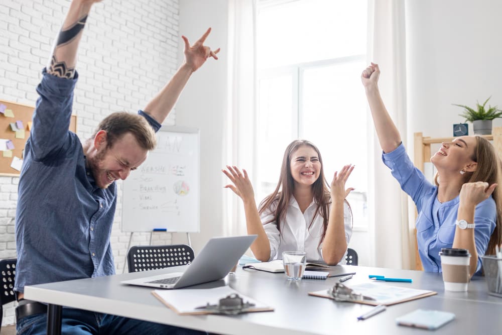 Les professionnels de l'événementiel applaudissent après avoir complété avec succès un document de commande d'événement de banquet.