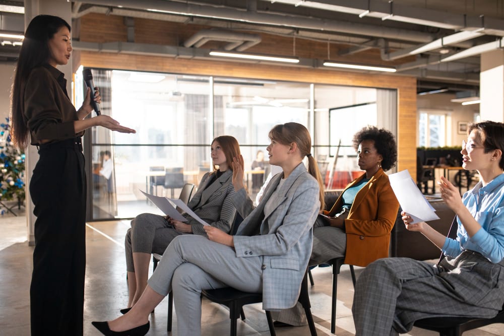 Conférencier et organisateur d'événements d'entreprise, dispensant des formations à d'autres professionnels de l'événementiel.