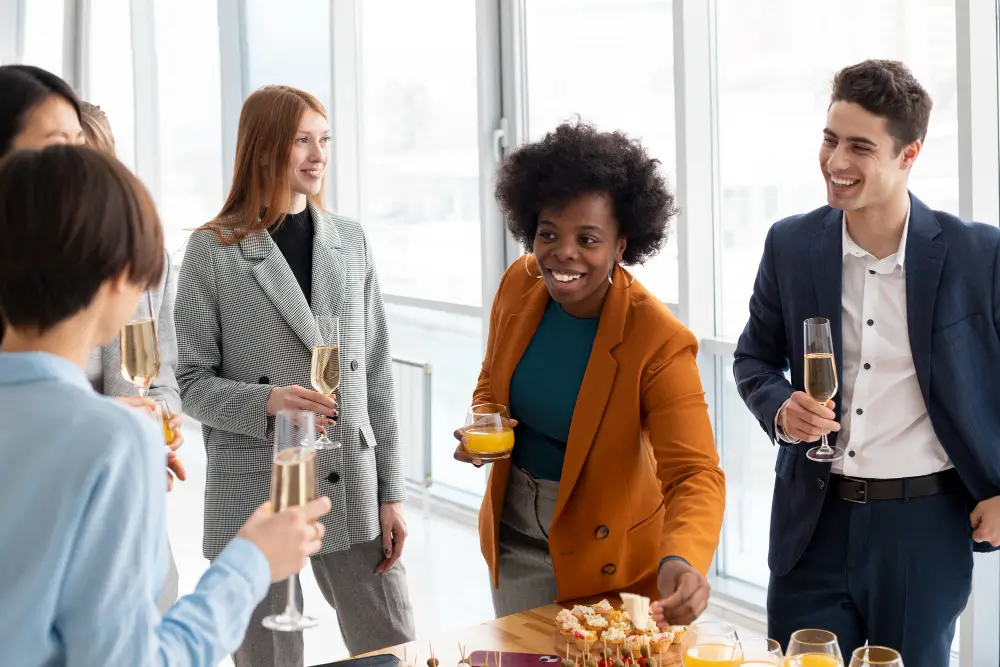 groupe diversifié de jeunes professionnels lors d'une réunion sociale au bureau.