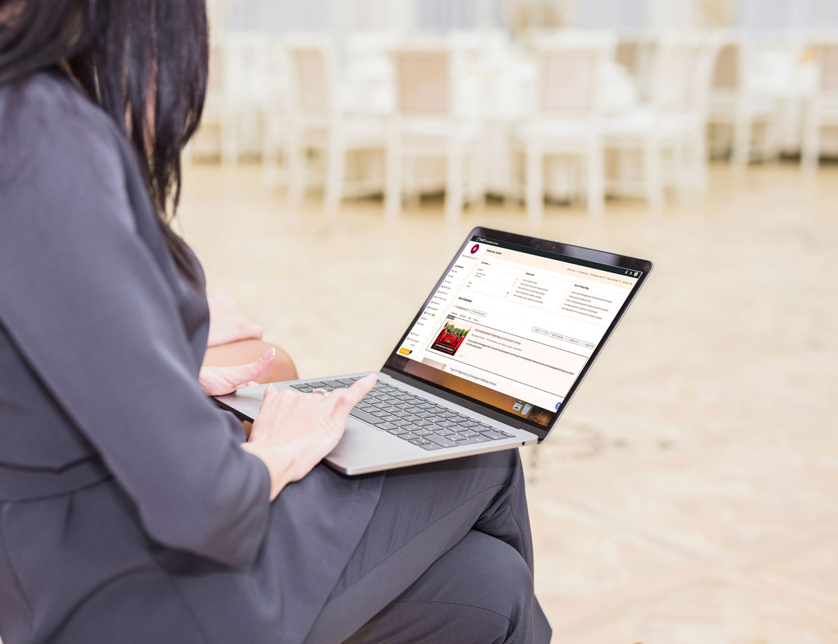 femme professionnelle parcourant les événements sur son Timely tableau de bord.