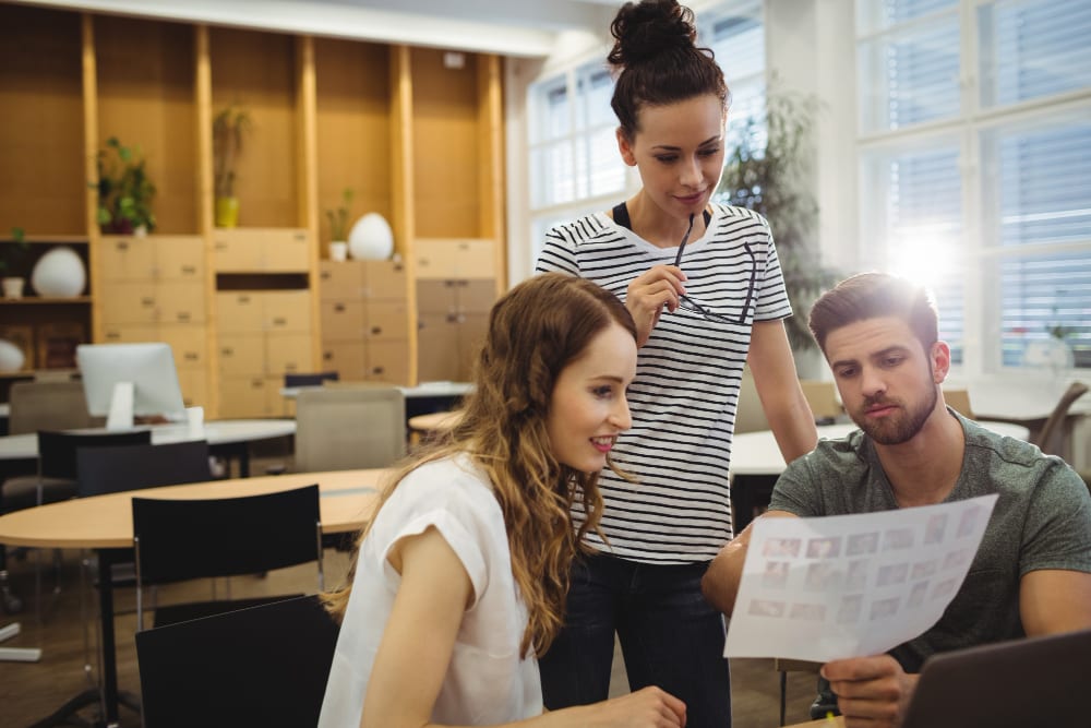 Een groep jonge professionals die taken uitvoeren op het gebied van evenementenmarketingplanning.