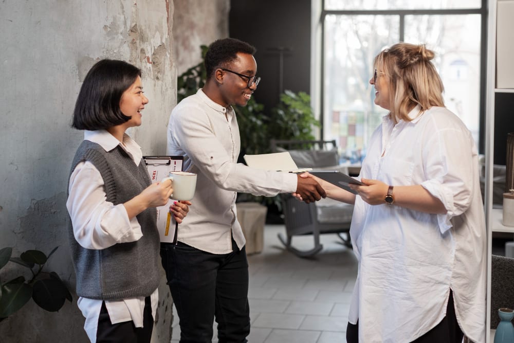 Un groupe d'organisateurs d'événements d'entreprise dans une entreprise.