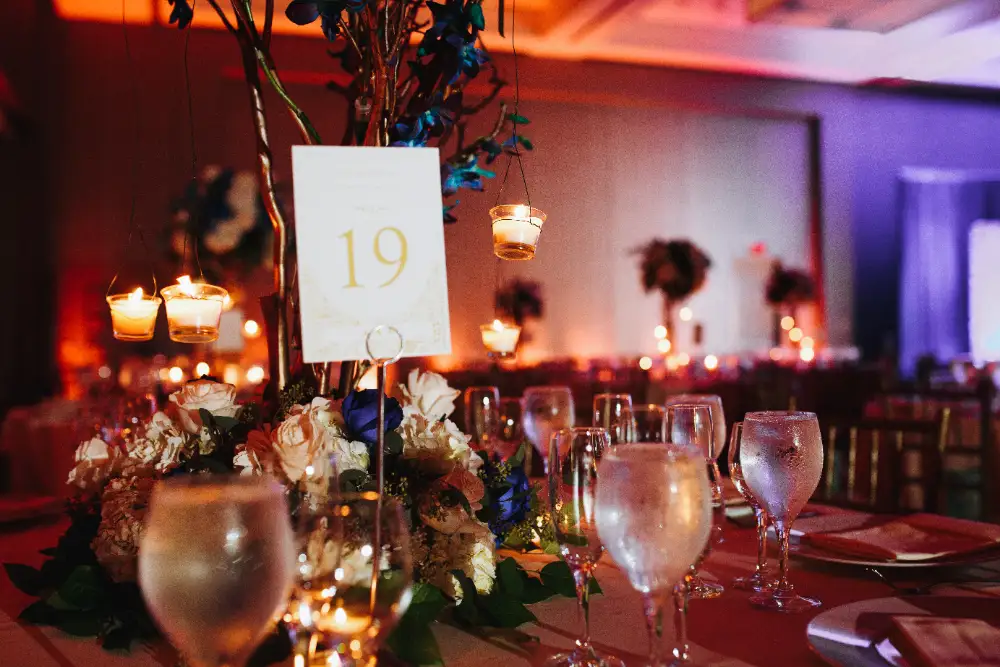 belle salle de réception de mariage avec tables pour le dîner.