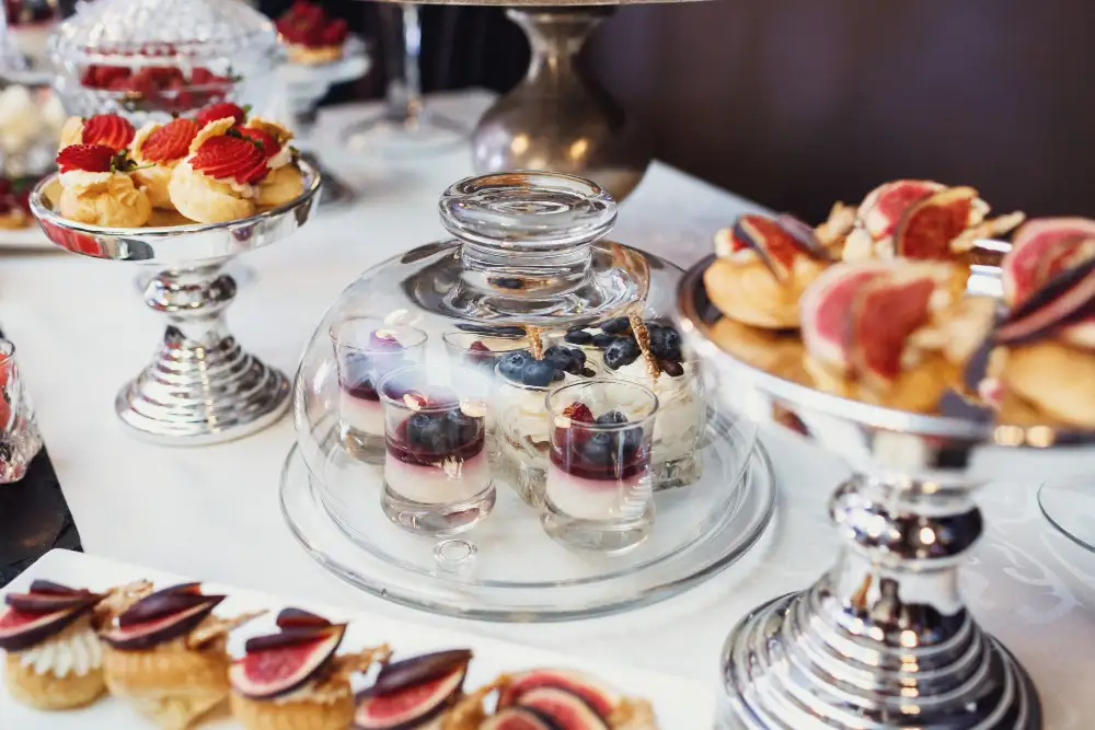 tavolo dei dolci pieno di prelibatezze durante un evento