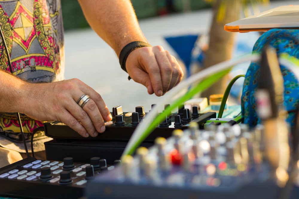 Tecnico che controlla l'attrezzatura prima di un evento