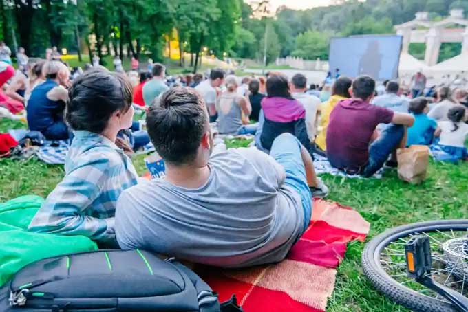 grupo de estudantes universitários participando de um evento de noite de cinema no campus