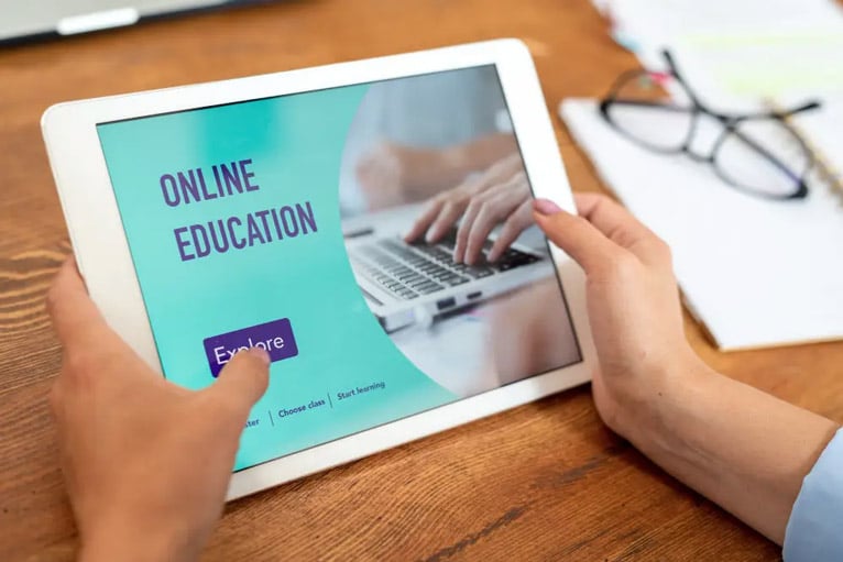 primo piano della donna che esplora un corso di formazione online su un tablet.