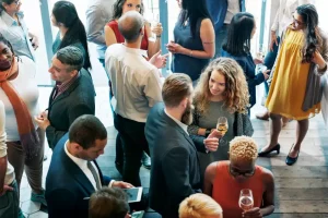 grupo de profissionais em um evento de networking de associação