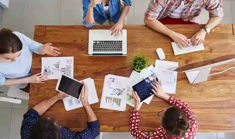 Eine Gruppe von Menschen diskutiert darüber, wie Timely Eventsoftware kann sie bei ihren Unternehmensstrategien, einschließlich HR-Technologietrends, unterstützen.