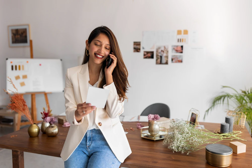 planejadora de eventos feminina analisando uma cotação de planejamento bem-sucedida para compartilhar com sua equipe