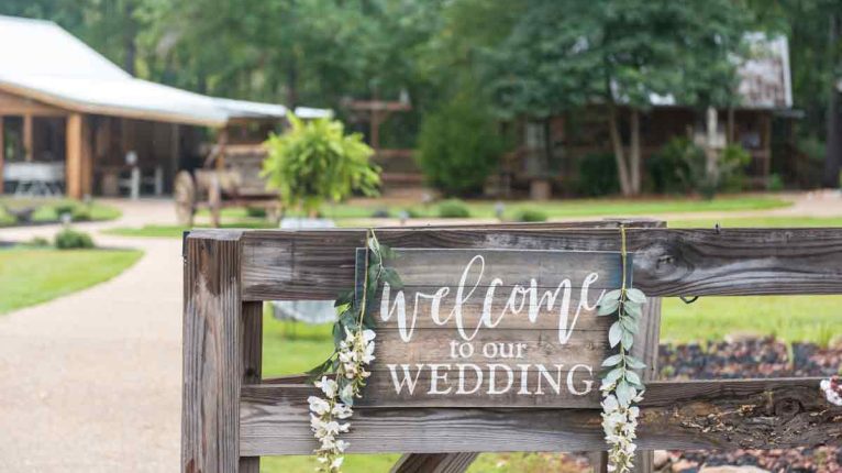 Aprende a empezar un salón de bodas con buen pie. Obtén consejos, estrategias y herramientas esenciales para gestionar tu negocio de bodas con eficiencia.