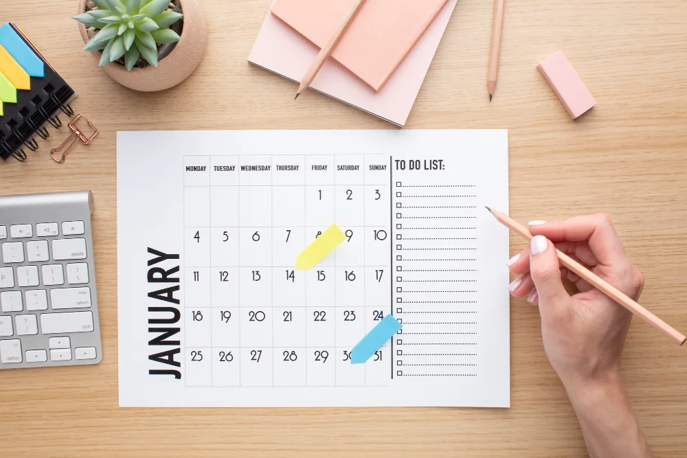 Un calendario de eventos comunitarios en papel sobre una mesa de madera clara.