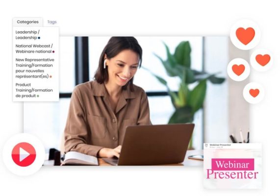 Aluno feliz participando de um evento virtual via Timelysoftware de treinamento on-line