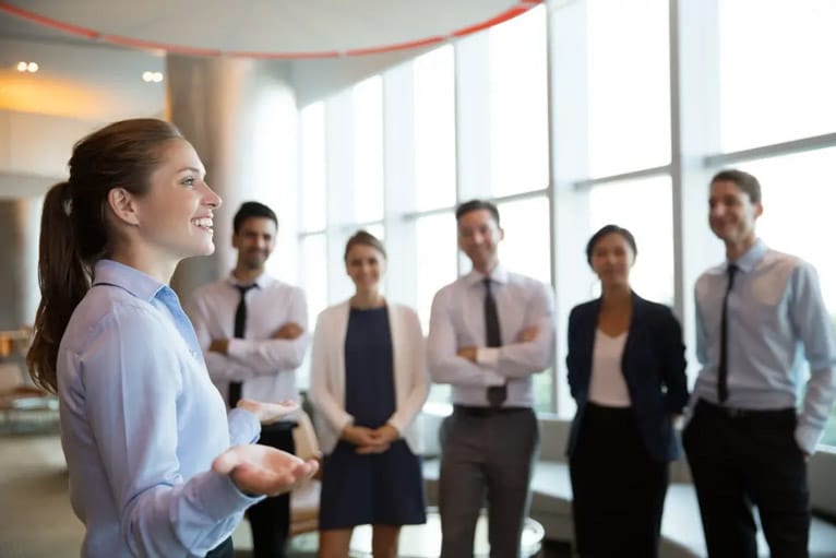 un gruppo di professionisti presso un ufficio che riceve un brief di certificazione di formazione.