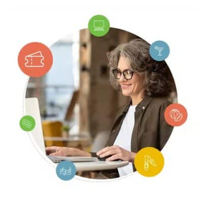 planejador de eventos usando um computador para criar opções flexíveis de emissão de ingressos com Timely sistema pos de venda de ingressos para eventos