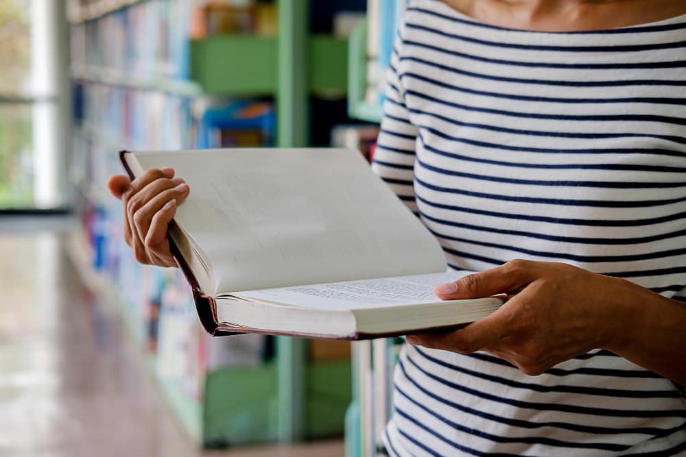 Un organizador de eventos que busca definiciones de lugares en un glosario.