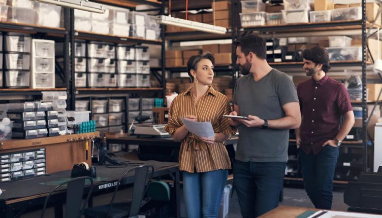 Tres coordinadores de eventos tomando en cuenta el inventario de recursos.