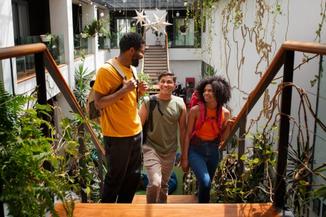 Giovani studenti adulti che salgono le scale.
