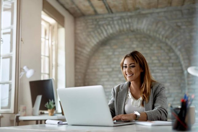 Un community manager che impara a costruire una community utilizzando Timely Software.